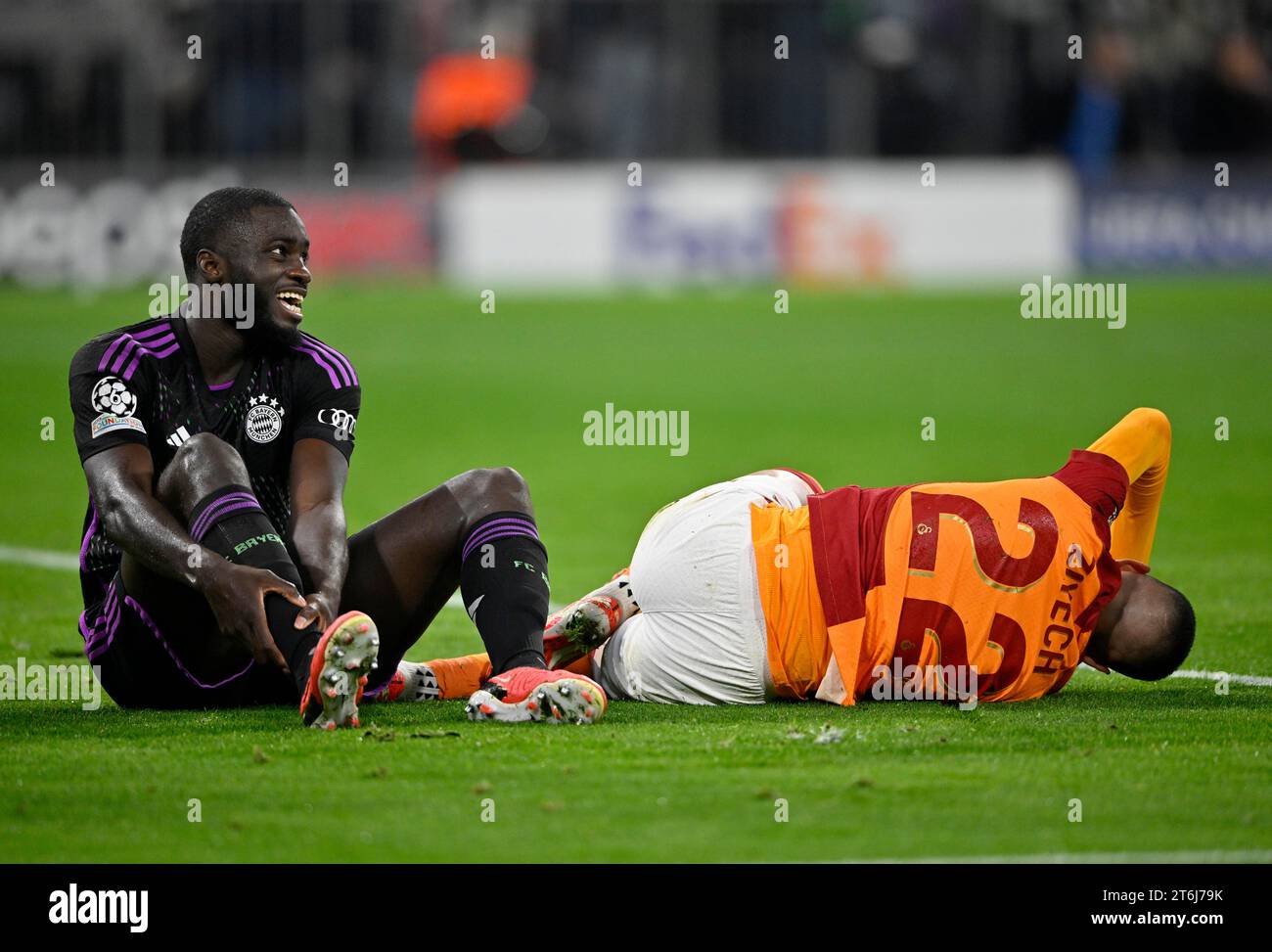 Verletzung, verletzt nach Tackle, Dayot Upamecano FC Bayern München FCB (02) gegen Hakim Ziyech Galatasaray Istanbul (22), Champions League, Allianz Arena Stockfoto