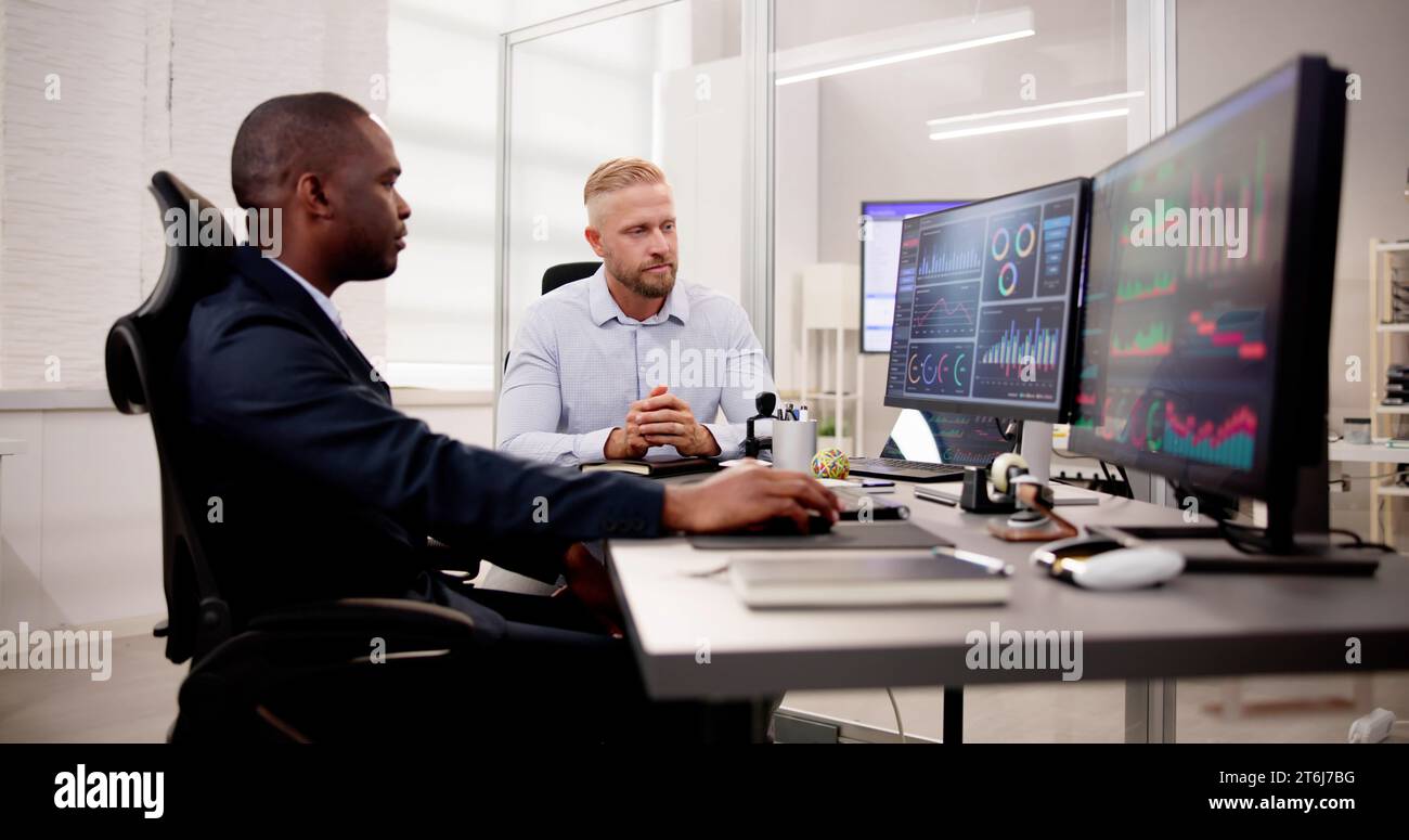 African American Data Analyst mit Data Analytics KPI Dashboard Stockfoto