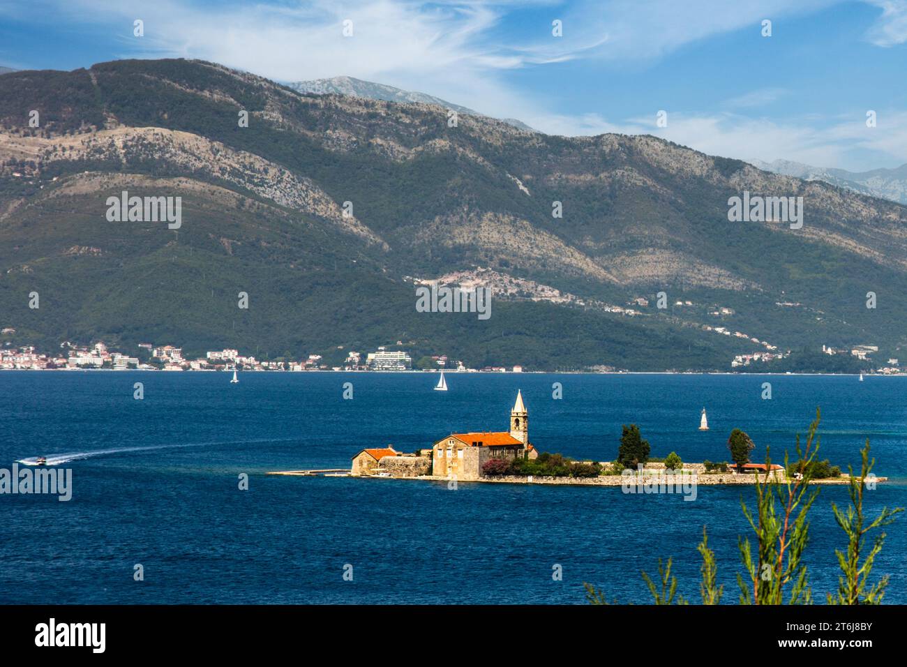 Die bergige und buchtreiche Halbinsel Lustica liegt vor der fjordartigen Bucht von Kotor in der Adria, Montenegro, Lustica, Montenegro Stockfoto
