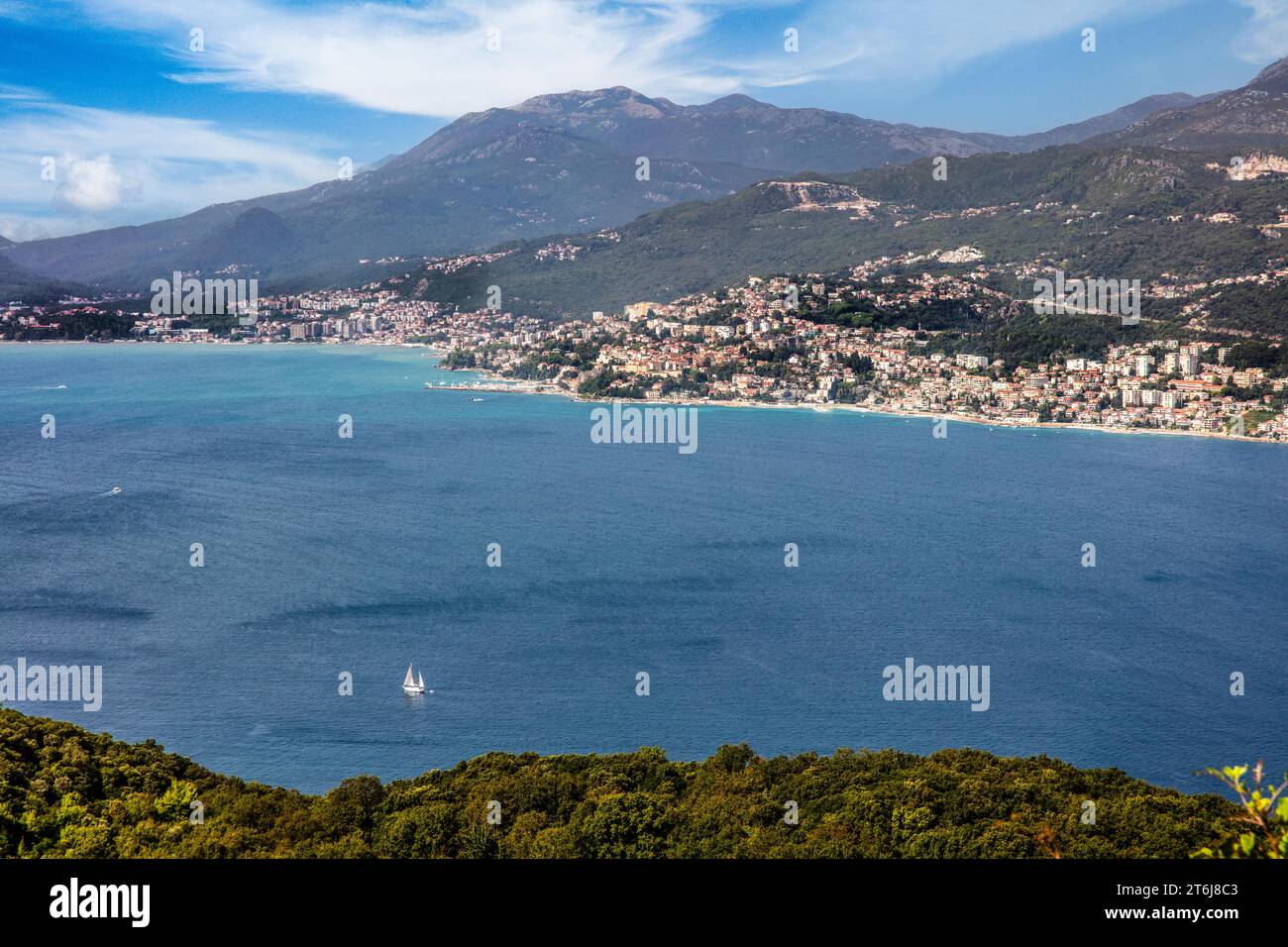 Die bergige und buchtreiche Halbinsel Lustica liegt vor der fjordartigen Bucht von Kotor in der Adria, Montenegro, Lustica, Montenegro Stockfoto