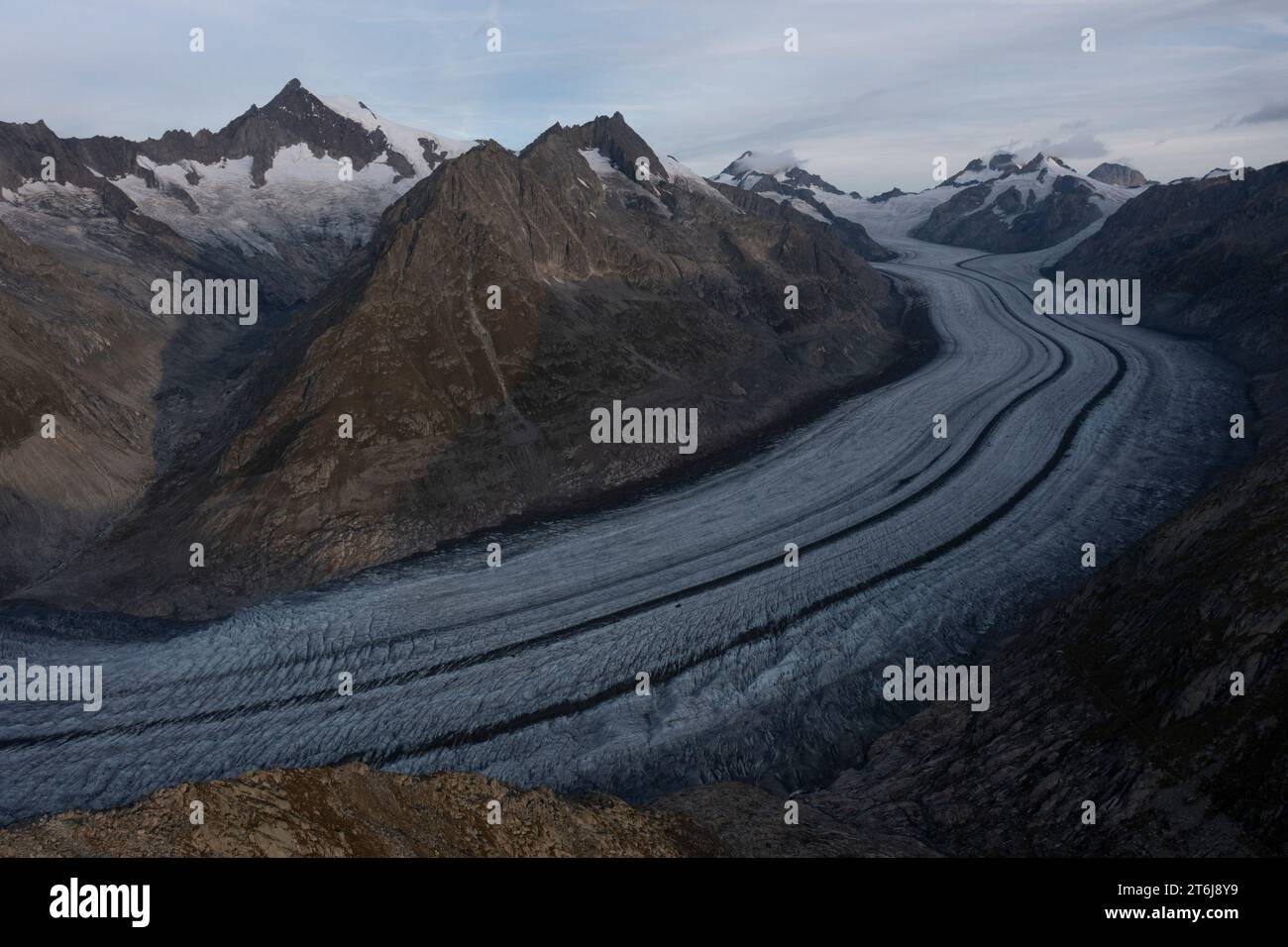 Blick auf den Aletschgletscher. Er ist flächenmäßig der größte und längste Gletscher der Alpen und liegt am Südhang der Berner Alpen im Schweizer Kanton Wallis. Stockfoto