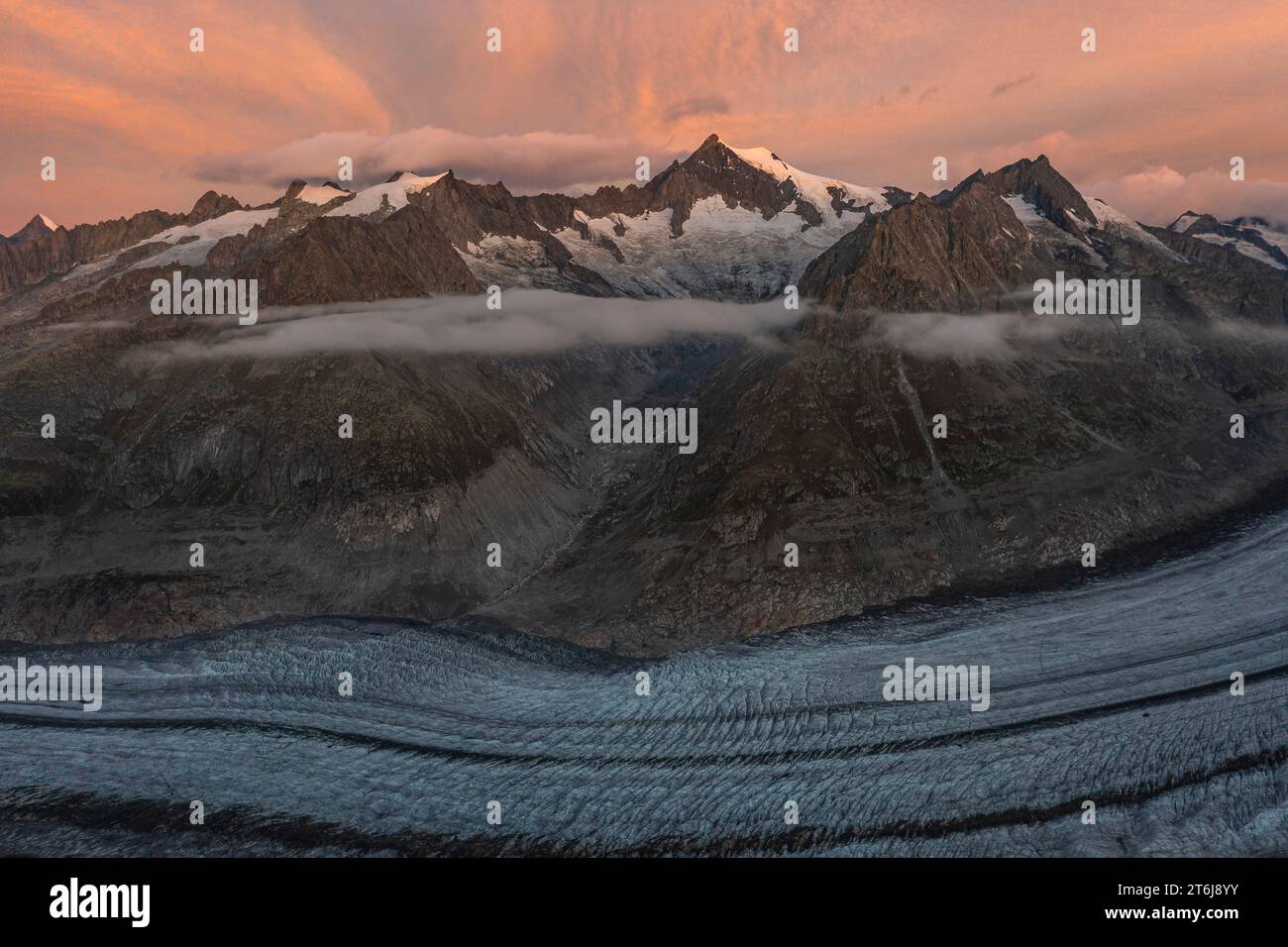 Blick auf den Aletschgletscher. Er ist flächenmäßig der größte und längste Gletscher der Alpen und liegt am Südhang der Berner Alpen im Schweizer Kanton Wallis. Stockfoto