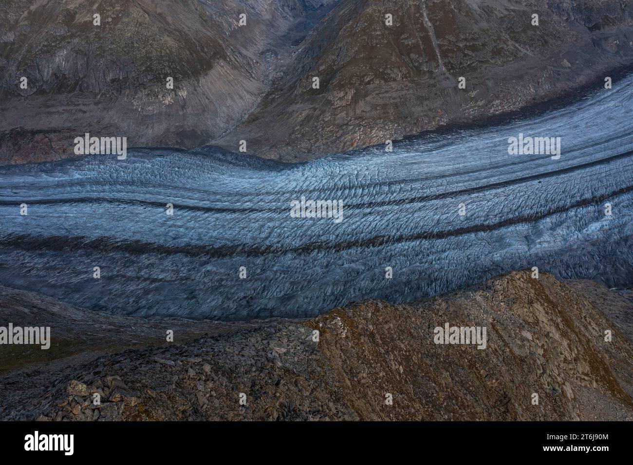 Blick auf den Aletschgletscher. Er ist flächenmäßig der größte und längste Gletscher der Alpen und liegt am Südhang der Berner Alpen im Schweizer Kanton Wallis. Stockfoto