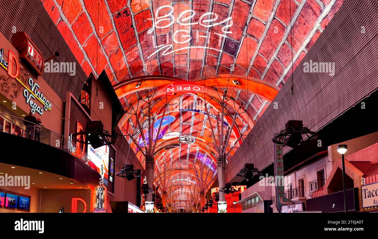 Las Vegas, USA; 18. Oktober 2023: Die riesige Leinwand auf der berühmten Fremont Street, die älteste Gegend dieser Stadt im US-Bundesstaat Nevada Stockfoto