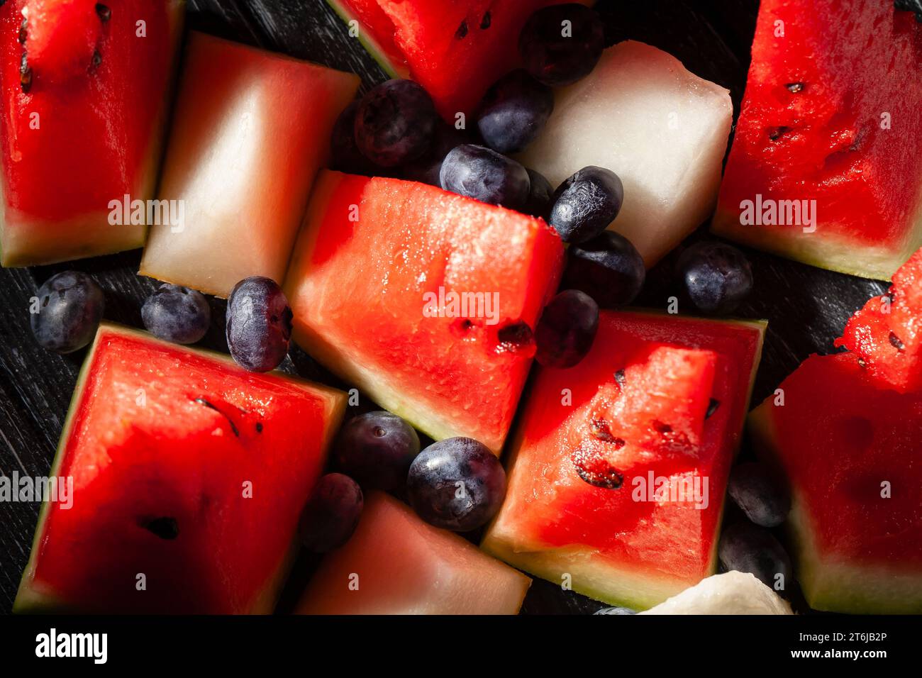 Blaubeeren-Wassermelonen-Melonenscheiben auf hölzernem Hintergrund Stockfoto