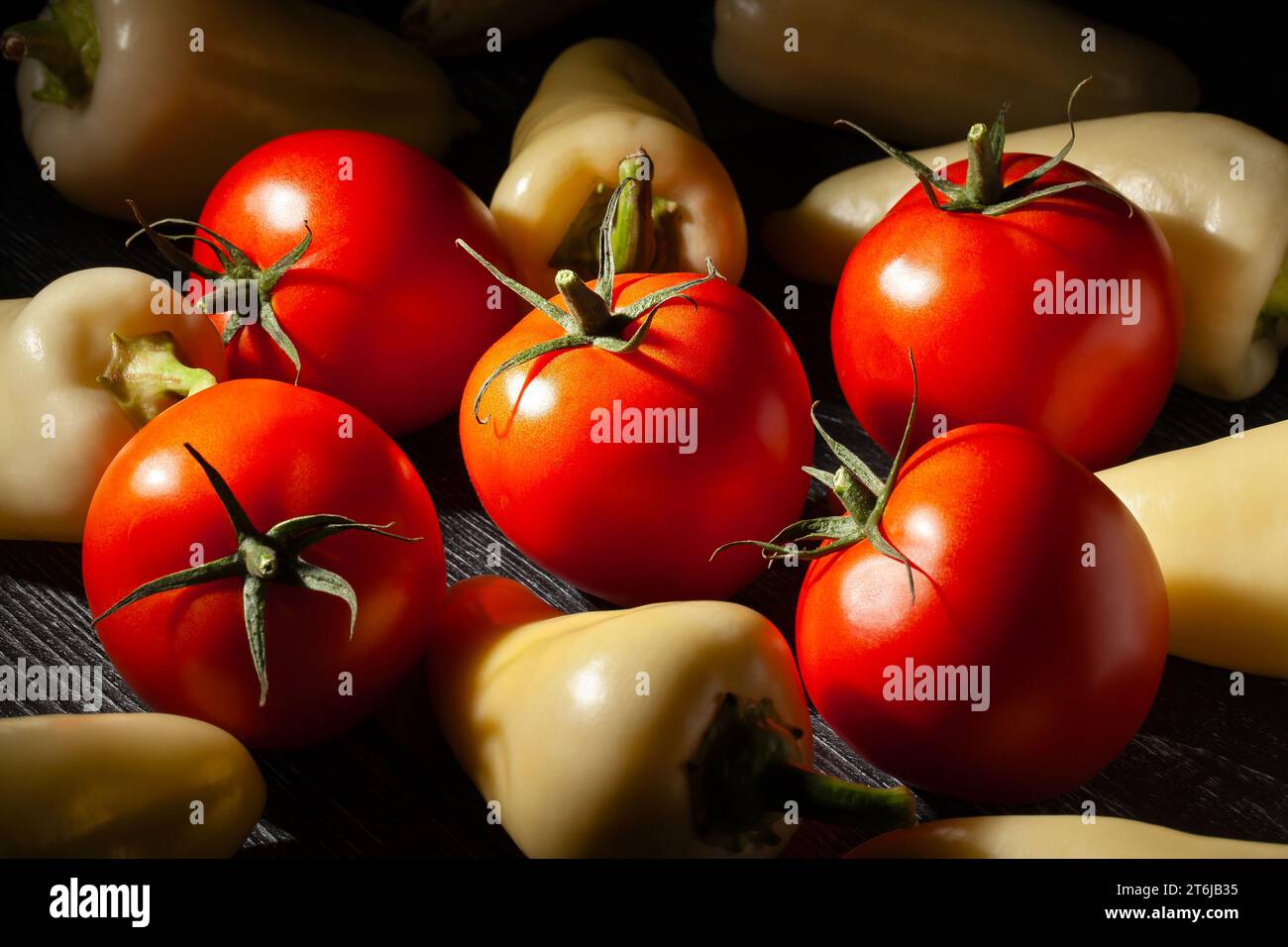Rote Tomate weißer Pfeffer auf hölzernem Hintergrund Stockfoto