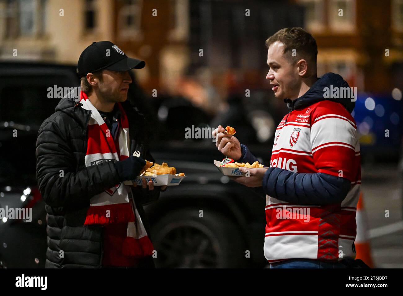 Kingsholm Stadium, Gloucester, Gloucestershire, Großbritannien. November 2023. Gallagher Premiership Rugby, Gloucester versus Bath Rugby; Gloucester Fans genießen Fish and Chips, bevor sie starten. Credit: Action Plus Sports/Alamy Live News Stockfoto