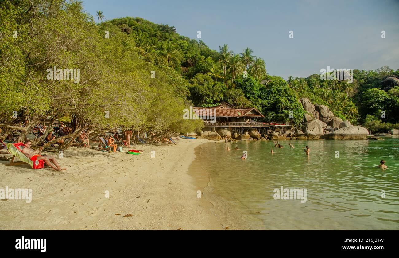 April-23-2023-Kho Tao-Thailand- sehr ruhiger berühmter Strand, wo das Wasser warm ist und durch die schattigen Bäume kommt Stockfoto