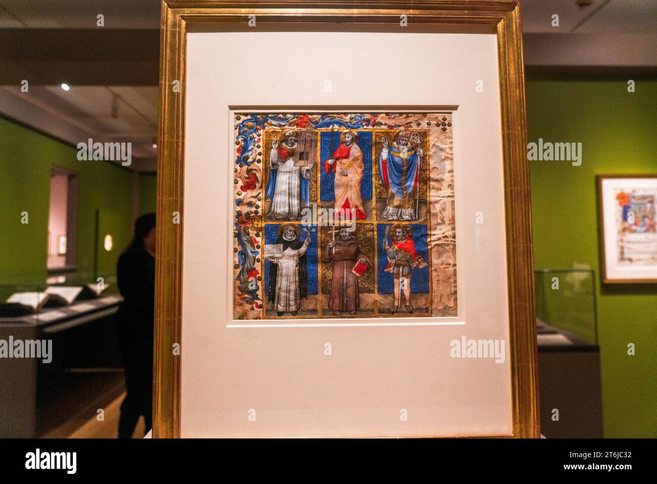 Beleuchtete Bücher und Seiten zerlegter Bücher sind in der Ausstellung „Medieval Money, Merchants and Morality“ im Morgan Library & Museum zu sehen. Stockfoto