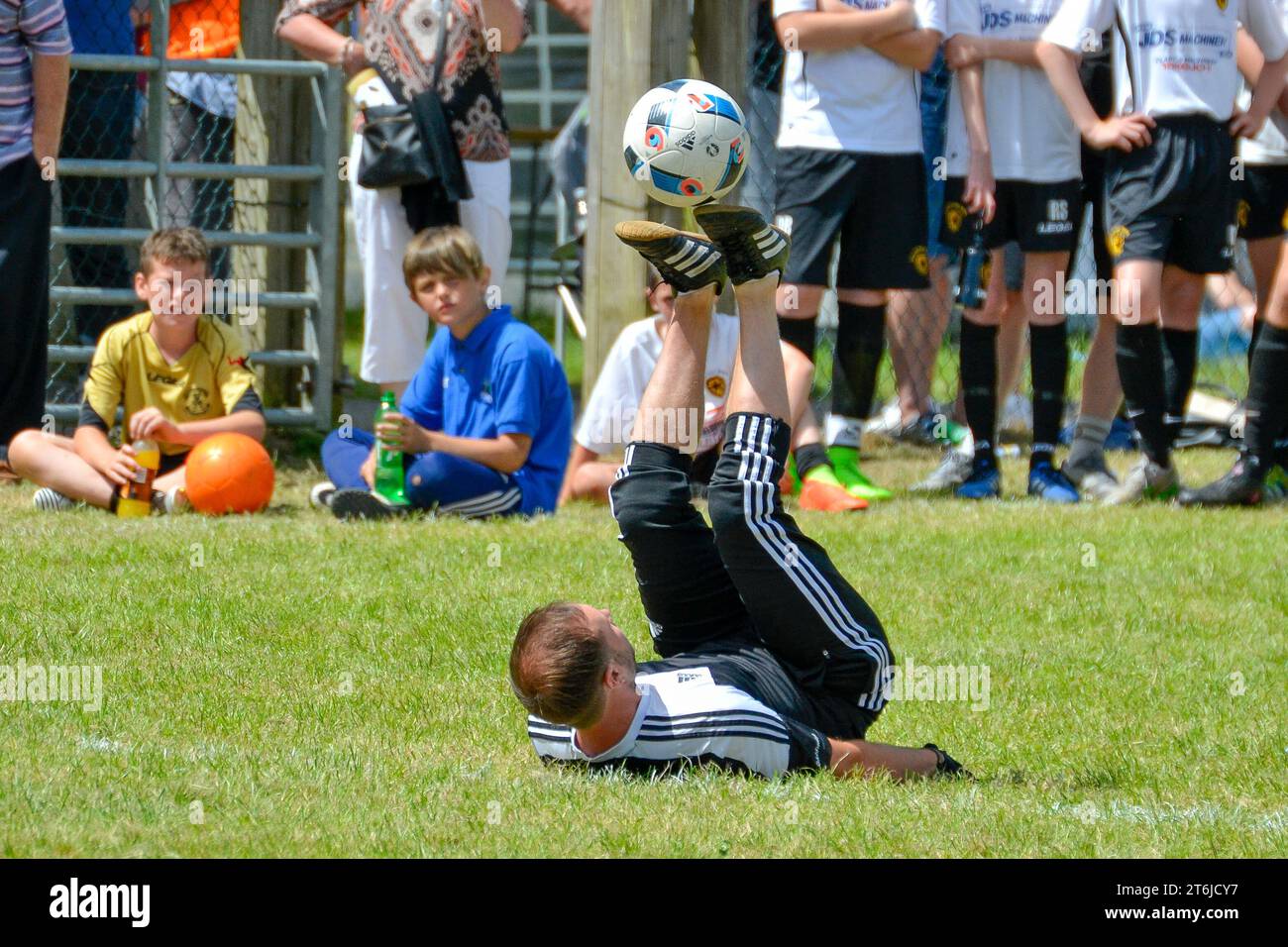 Carmarthen, Wales. 2. Juli 2017. Der professionelle Freestyle-Fußballspieler Ash Randall trat am 2. Juli 2017 beim Carmarthen Stars Football Club Tournament auf dem United Counties Showground in Carmarthen, Wales, Großbritannien auf. Quelle: Duncan Thomas/Majestic Media. Stockfoto