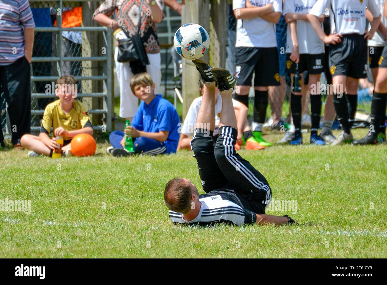 Carmarthen, Wales. 2. Juli 2017. Der professionelle Freestyle-Fußballspieler Ash Randall trat am 2. Juli 2017 beim Carmarthen Stars Football Club Tournament auf dem United Counties Showground in Carmarthen, Wales, Großbritannien auf. Quelle: Duncan Thomas/Majestic Media. Stockfoto
