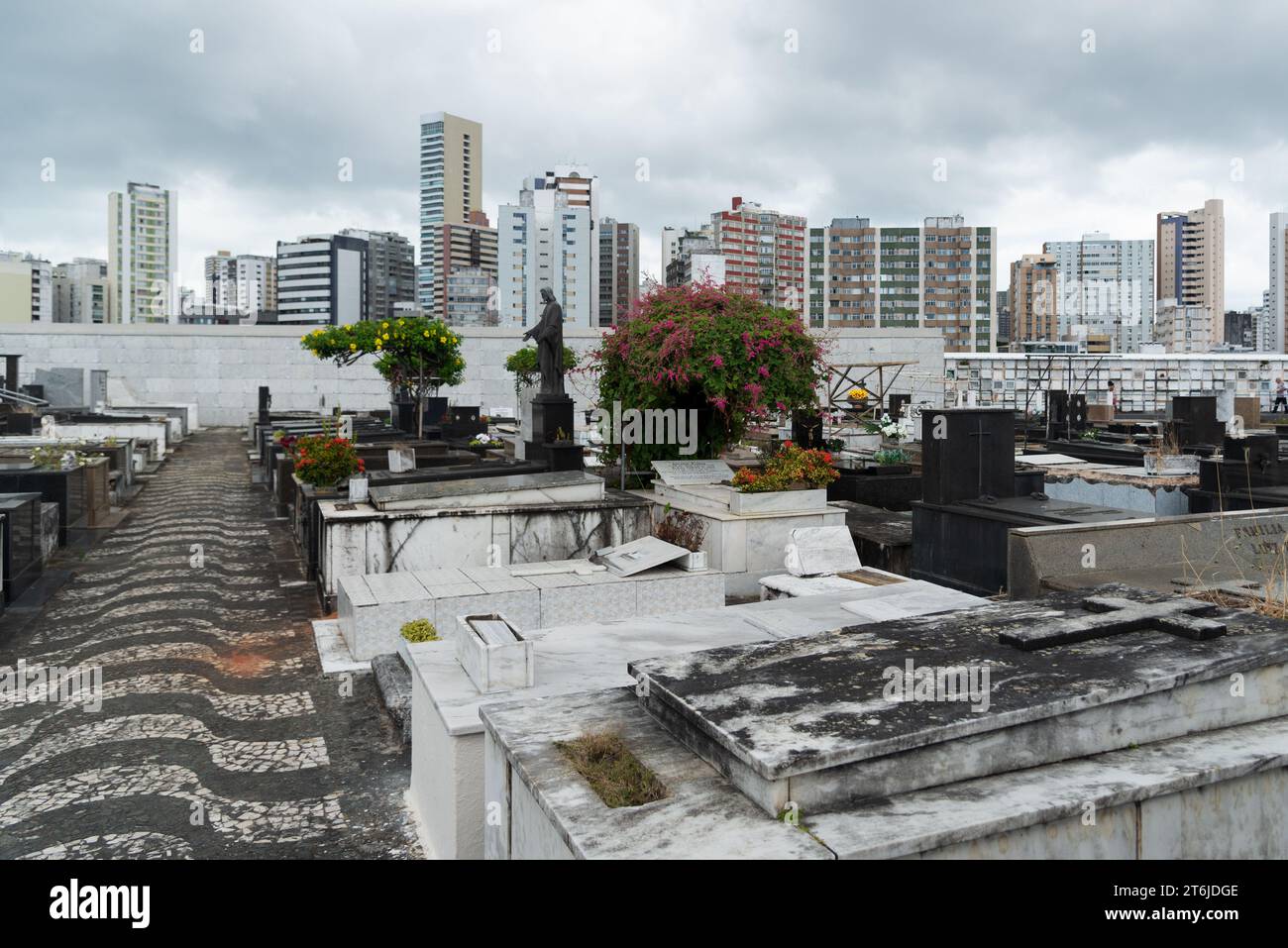 Salvador, Bahia, Brasilien - 2. November 2023: Blick auf den Friedhof Campo Santo in der Stadt Salvador, Bahia. Stockfoto