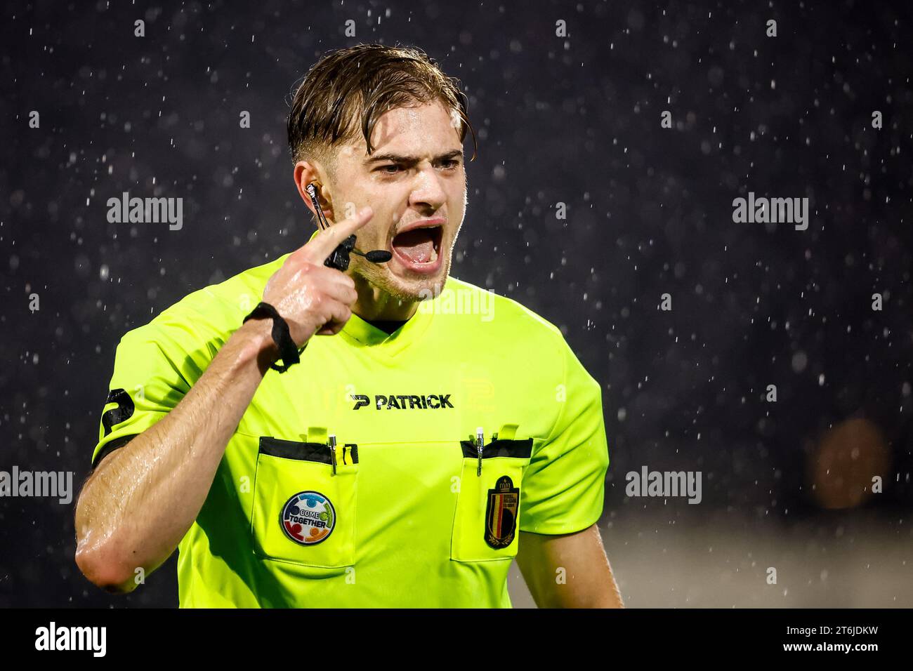 Eindhoven, Niederlande. November 2023. EINDHOVEN, NIEDERLANDE - 10. NOVEMBER: Schiedsrichter Dunken Van de Velde beim niederländischen Keuken Kampioen Divisie Spiel zwischen dem FC Eindhoven und VVV-Venlo im Jan Louwers Stadion am 10. November 2023 in Eindhoven, Niederlande. (Foto: Broer van den Boom/Orange Pictures) Credit: Orange Pics BV/Alamy Live News Stockfoto