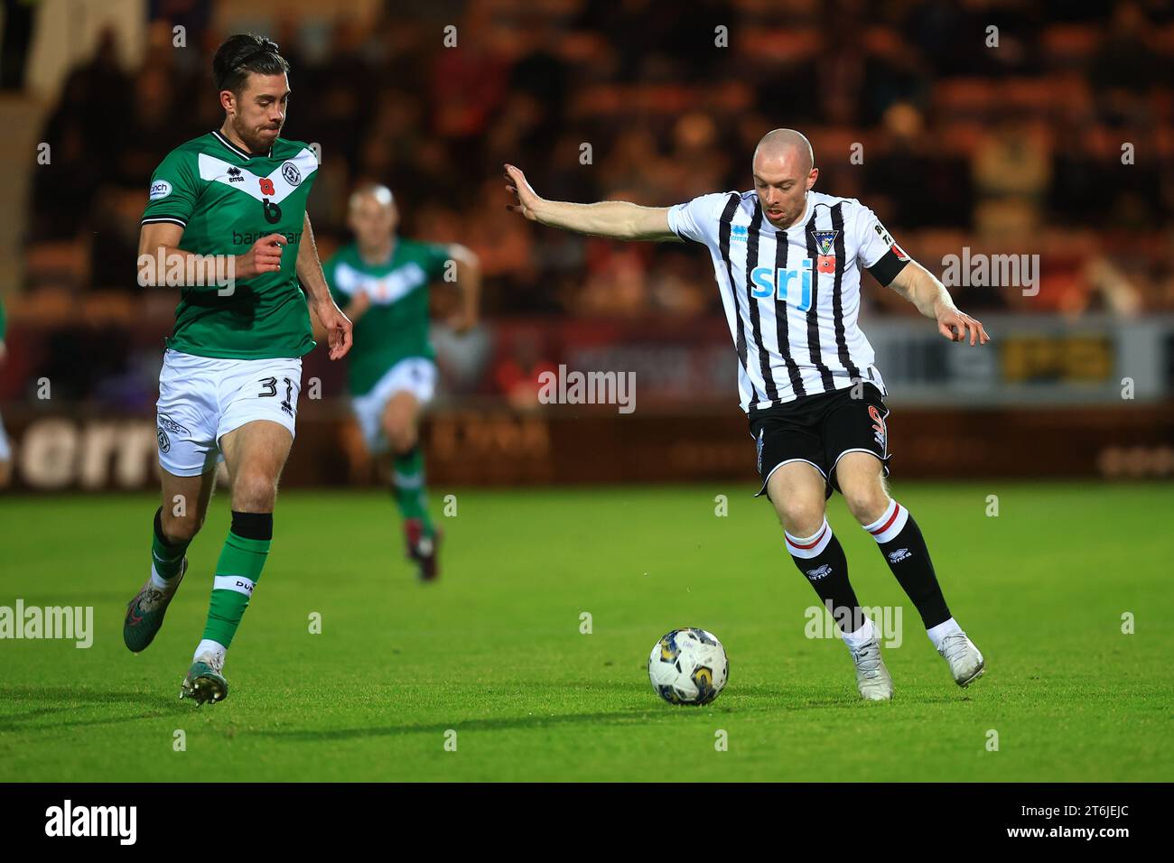 East End Park, Dunfermline, Großbritannien. November 2023. Scottish Championship Football, Dunfermline Athletic gegen Dundee United; Craig Wighton von Dunfermline Athletic gegen Declan Gallagher von Dundee United Credit: Action Plus Sports/Alamy Live News Stockfoto