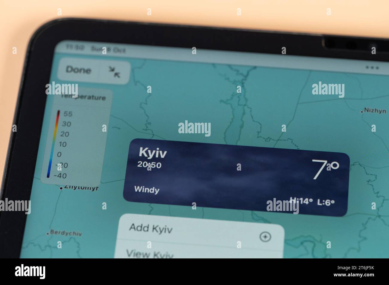 New York, USA – 8. Oktober 2023: Überprüfung der Temperatur in Kiew City mit der Online-App ipad Tablet-Bildschirm Nahansicht Stockfoto
