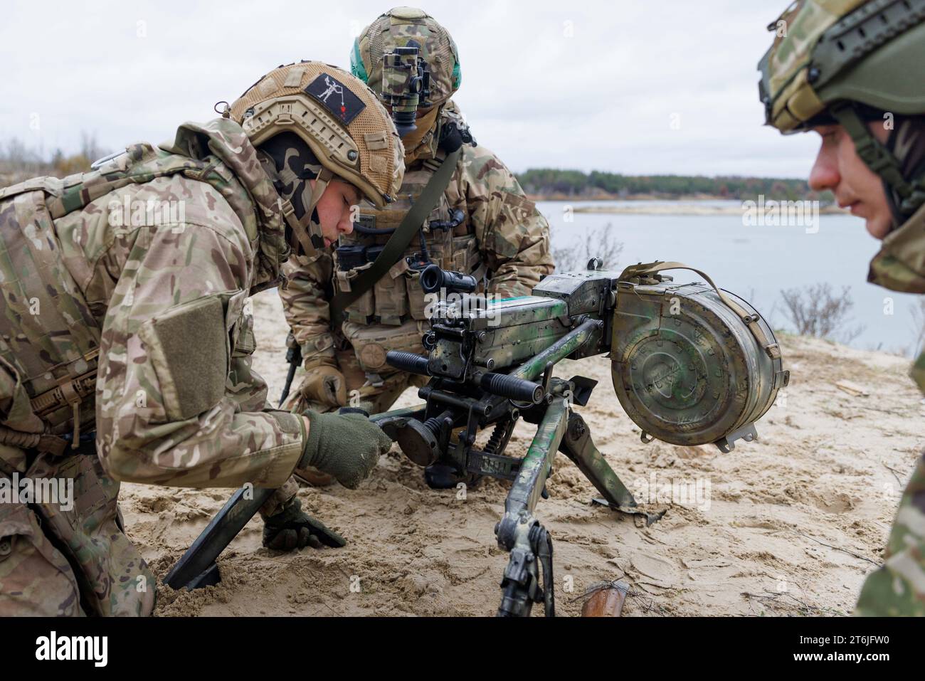 Die Soldaten der Asow-Brigade benutzen eine 30 mm-Linie aus der Sowjetzeit. AGS Granatwerfer (ähnlich dem amerikanischen 40 mm MK-19), am 9. November 2023 in Donezk Oblast. (Foto: John Rudoff/SIPA USA) Credit: SIPA USA/Alamy Live News Stockfoto