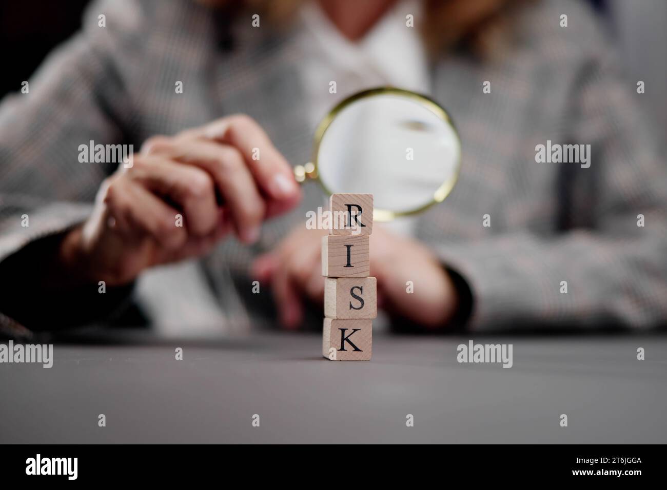 Erkennung mit hohem Risiko: Vergrößerung des Wortes „Risiken“ mit Präzision Stockfoto