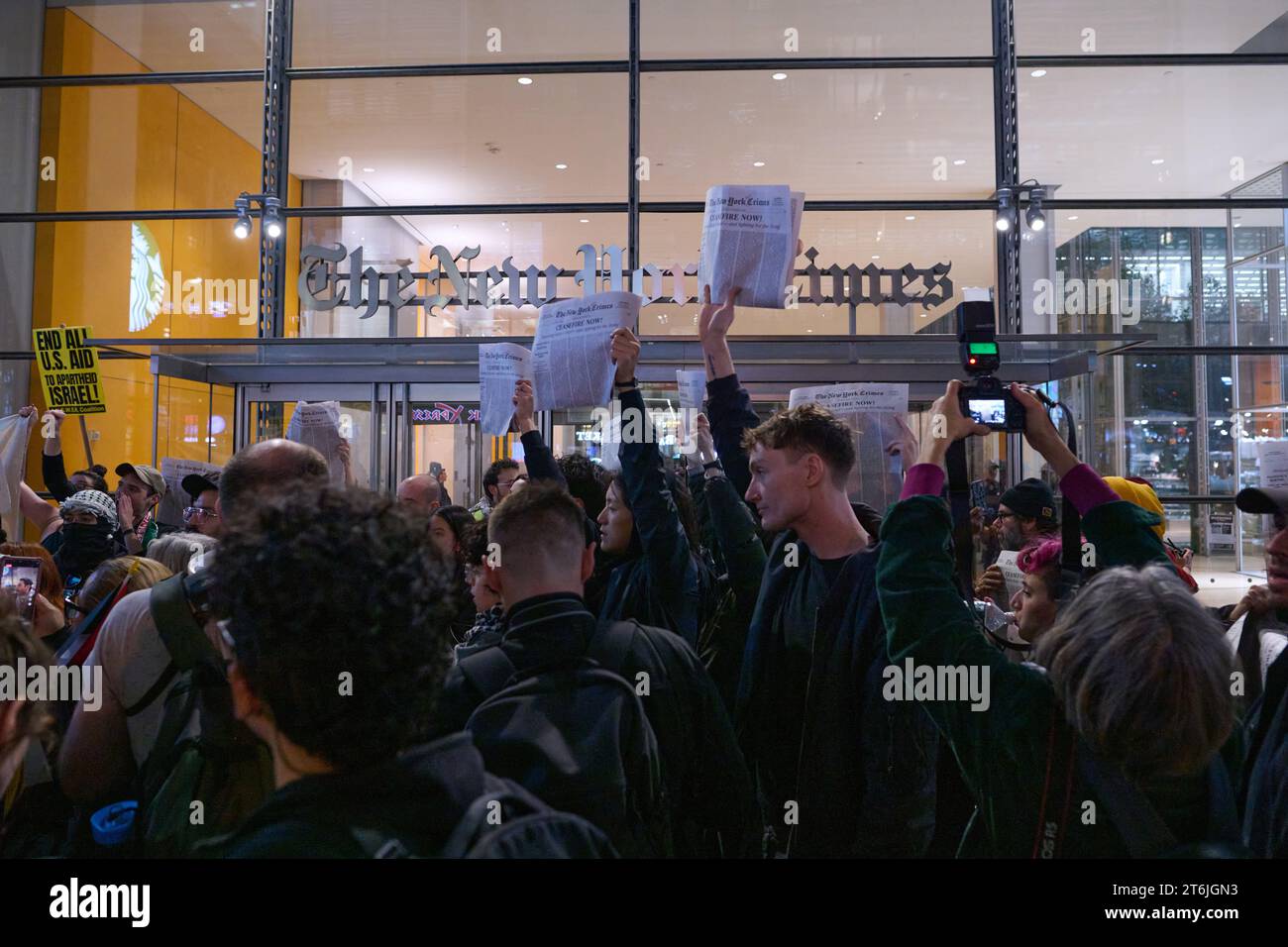 New York, New York, USA. November 2023. Hunderte pro-palästinensischer Demonstranten blockieren den Eingang zum Gebäude der New York Times an der 620 8th Avenue, einige betreten das Gebäude und andere bleiben draußen, halten Zeitungsschilder hoch (Credit Image: © Edna Leshowitz/ZUMA Press Wire). Nicht für kommerzielle ZWECKE! Stockfoto