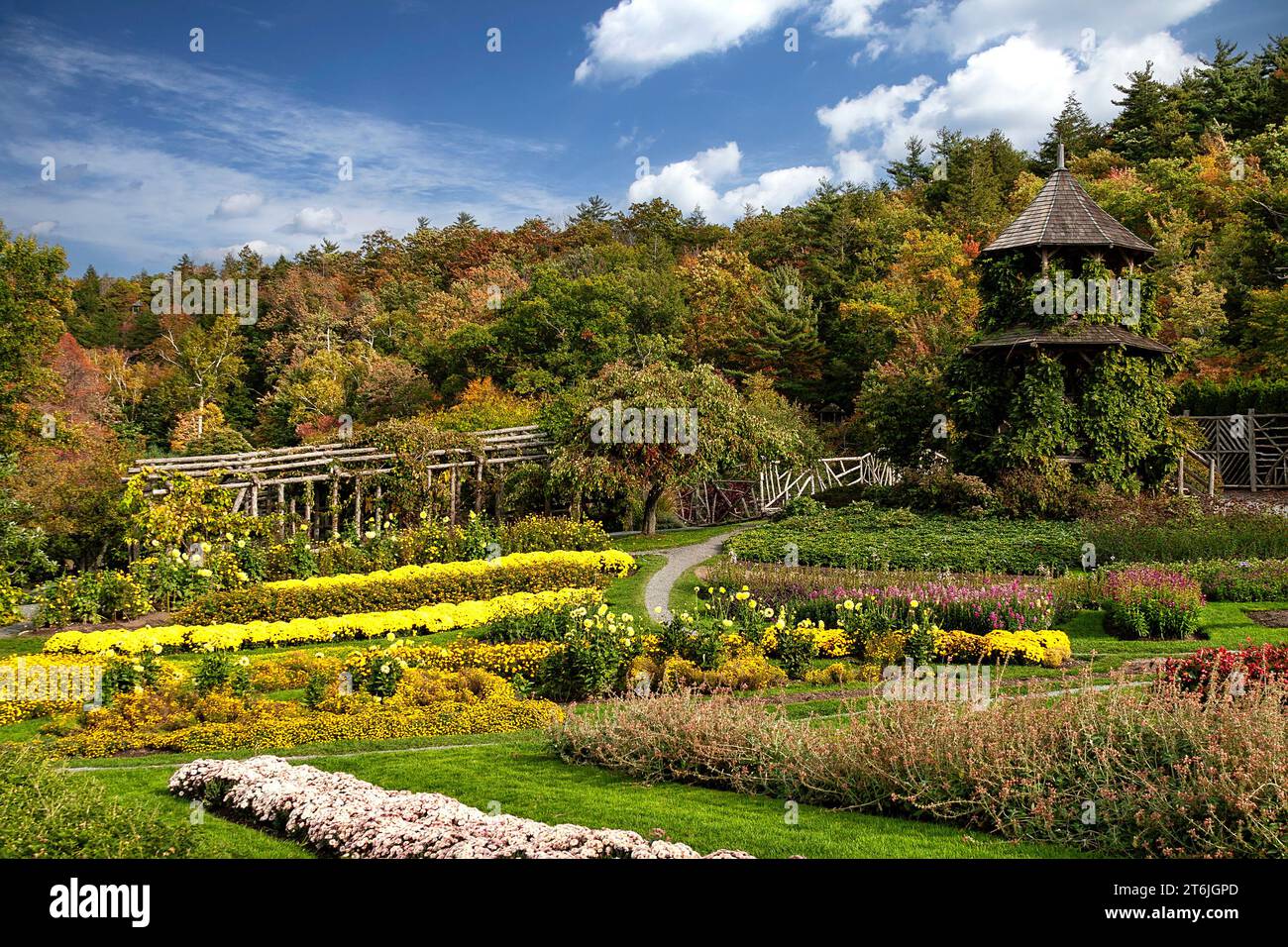 Flowers in Bloom in Mohonk Gardens, gelegen am Shawangunk Mountain Ridge in New Paltz, New York Stockfoto