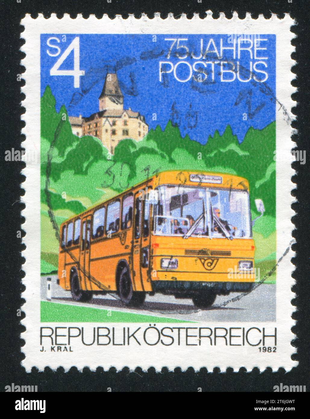 ÖSTERREICH - CA. 1982: Briefmarke von Österreich, zeigt Postbus, Schloss, Bäume, ca. 1982 Stockfoto
