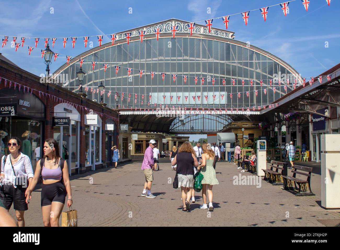 15. juni 2023 Mitglieder der Öffentlichkeit gehen die Halle im Windsor Royal Shopping Complex in Royal Windsor Berkshire, der Heimat des berühmten Winso Stockfoto