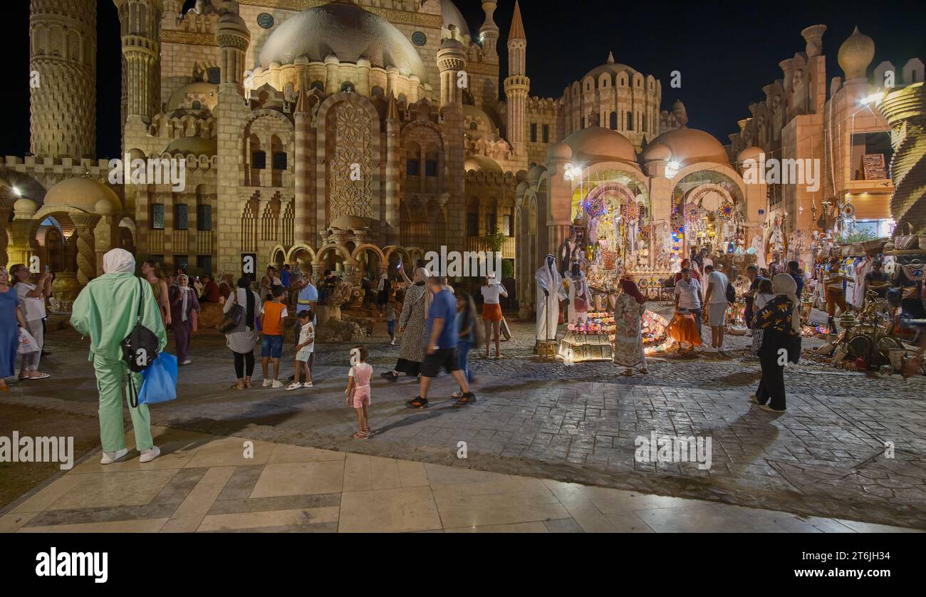 Die Al Sahaba Moschee in Scharm El Sheikh, Ägypten vereint Elemente im Fatimid-, Mamluk- und osmanischen Stil in ihrer Architektur und Innenarchitektur. Nachtblick Stockfoto