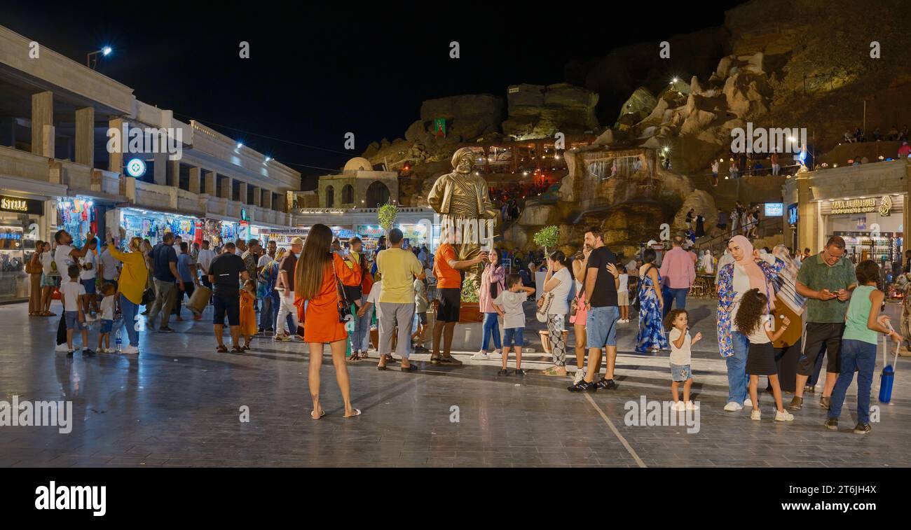 Der Alte Markt in Sharm El Sheikh, Ägypten, ist ein traditioneller Markt, der bis in die Antike zurückreicht, mit Blick auf die Nacht. Stockfoto