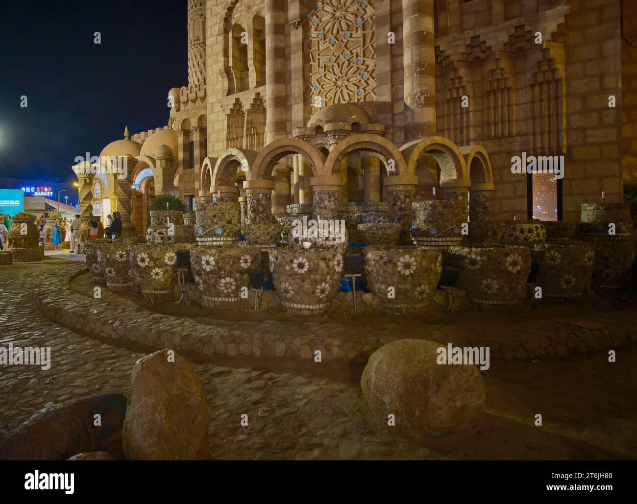 Die Al Sahaba Moschee in Scharm El Sheikh, Ägypten vereint Elemente im Fatimid-, Mamluk- und osmanischen Stil in ihrer Architektur und Innenarchitektur. Nachtblick Stockfoto