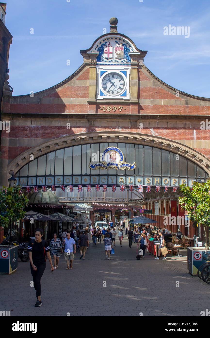 15. juni 2023 Mitglieder der Öffentlichkeit gehen die Halle im Windsor Royal Shopping Complex in Royal Windsor Berkshire, der Heimat des berühmten Winso Stockfoto