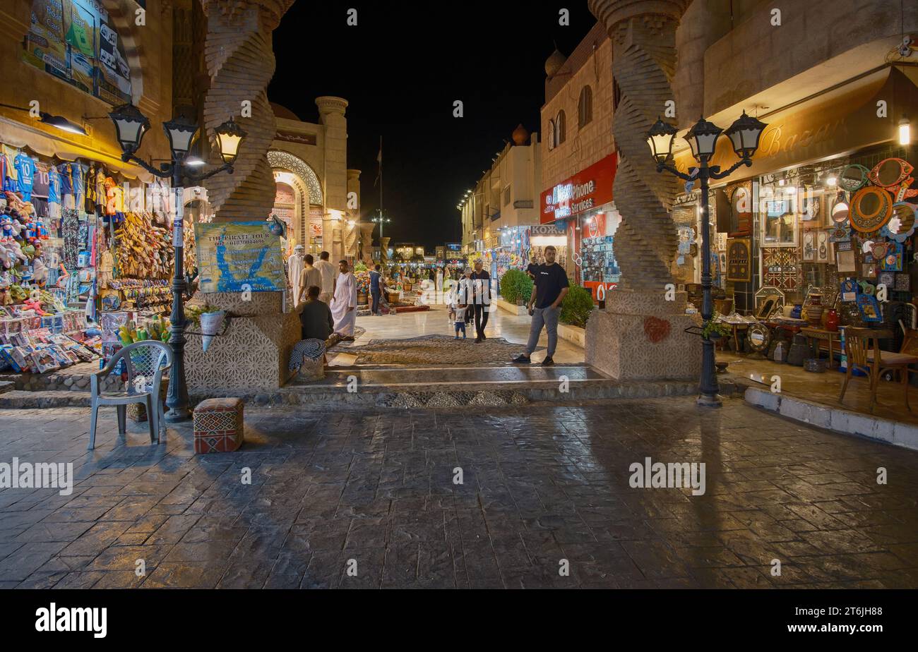 Der Alte Markt in Sharm El Sheikh, Ägypten, ist ein traditioneller Markt, der bis in die Antike zurückreicht, mit Blick auf die Nacht. Stockfoto