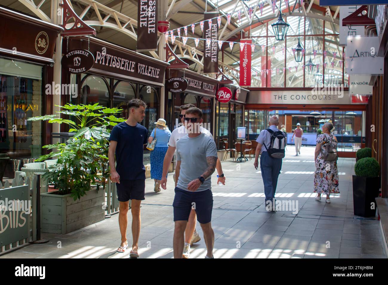 15. juni 2023 Mitglieder der Öffentlichkeit gehen die Halle im Windsor Royal Shopping Complex in Royal Windsor Berkshire, der Heimat des berühmten Winso Stockfoto