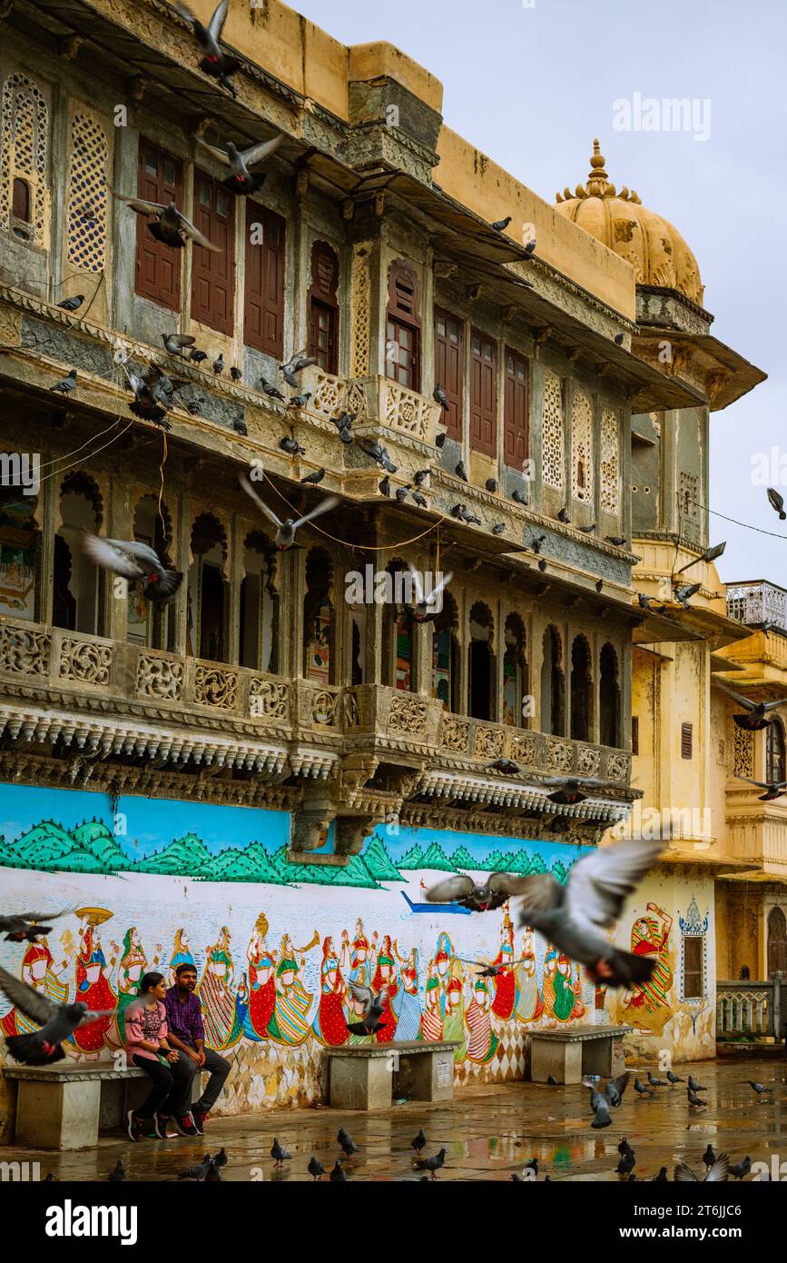 Bagore Ki Haveli Rajasthan Indien, 17. September 2023 Touristen besuchen und füttern Tauben und klicken Bilder rund um Bagore Ki Haveli Udaipur Stockfoto