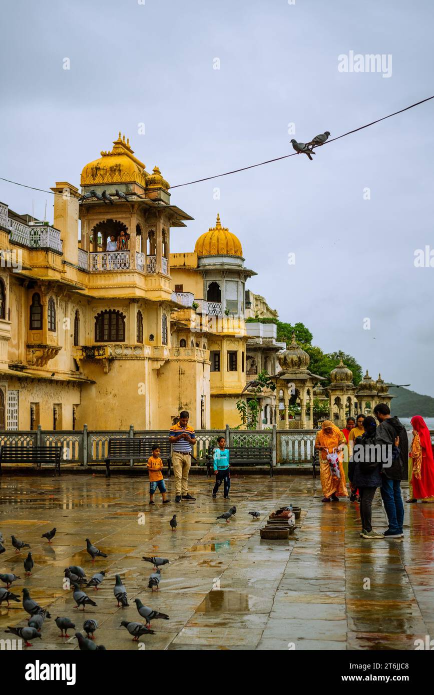 Bagore Ki Haveli Rajasthan Indien, 17. September 2023 Touristen besuchen und füttern Tauben und klicken Bilder rund um Bagore Ki Haveli Udaipur Stockfoto