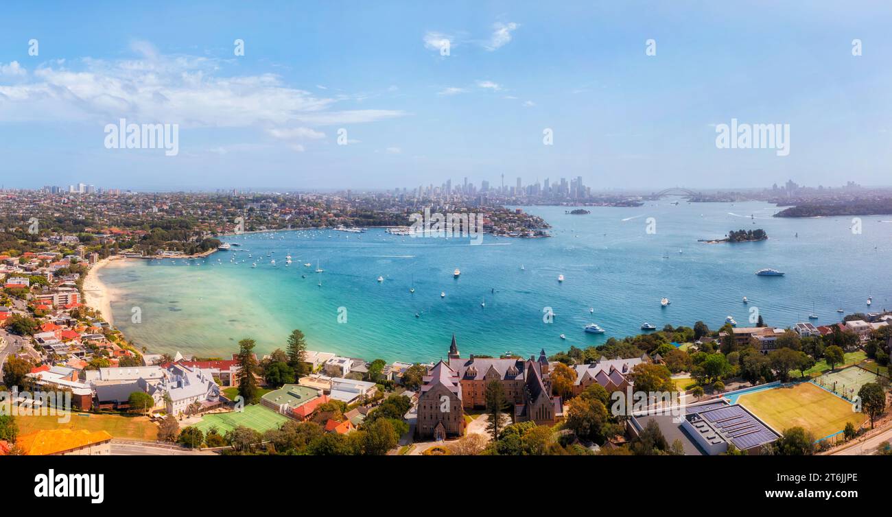 Rose Bay Beach der östlichen Vororte am Südkopf des Hafens von Sydney - Luftpanorama zur Skyline der Stadt CBD. Stockfoto