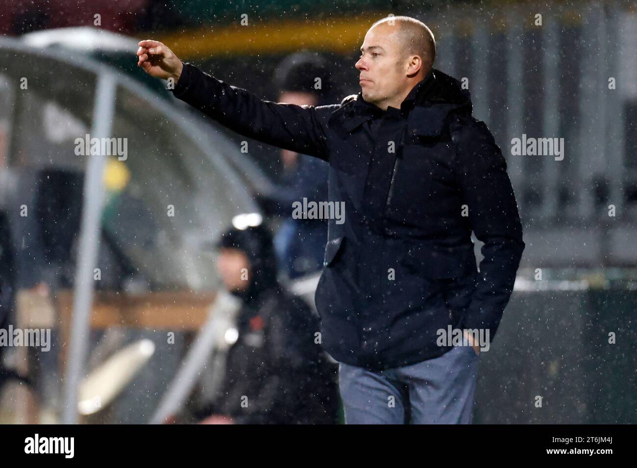 SITTARD, NIEDERLANDE - 10. NOVEMBER: Danny Buijs Cheftrainer von Fortuna Sittard trainiert seine Spieler während des Spiels zwischen Fortuna Sittard und Heracles Almelo im Fortuna Sittard Stadion am 10. November 2023 in Sittard. (Foto von Orange Pictures) Credit: Orange Pics BV/Alamy Live News Stockfoto