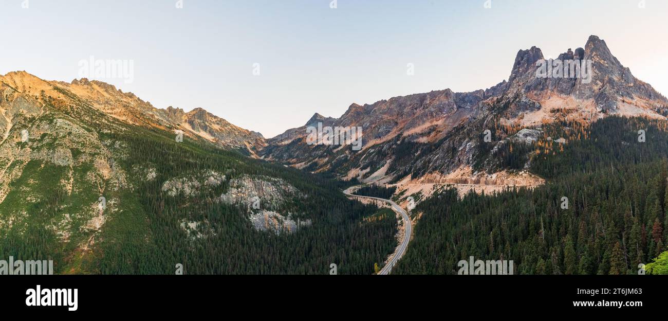 Wunderschöne North Cascades mit den Herbstfarben Washsington Pass im North Cascades National Park Complex Stockfoto