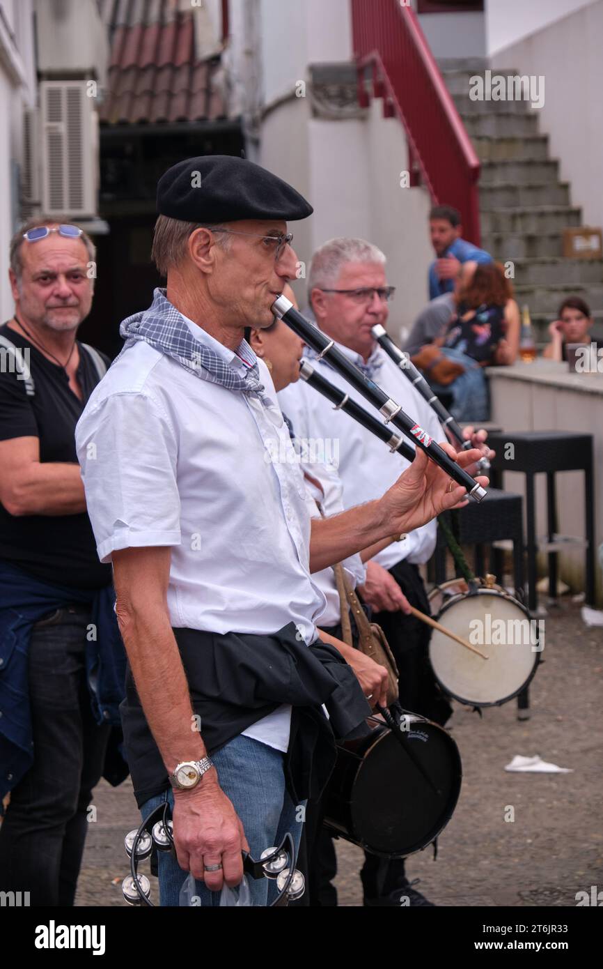 Die Band spielt baskische Musik auf dem Markt während des Pfefferfestivals in Espelette, Frankreich Stockfoto