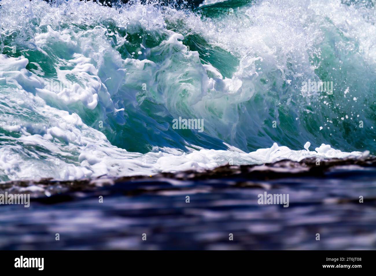 Nahaufnahme einer Küstenpause entlang der Pazifikküste von Kauai, Hawaii, USA. Stockfoto