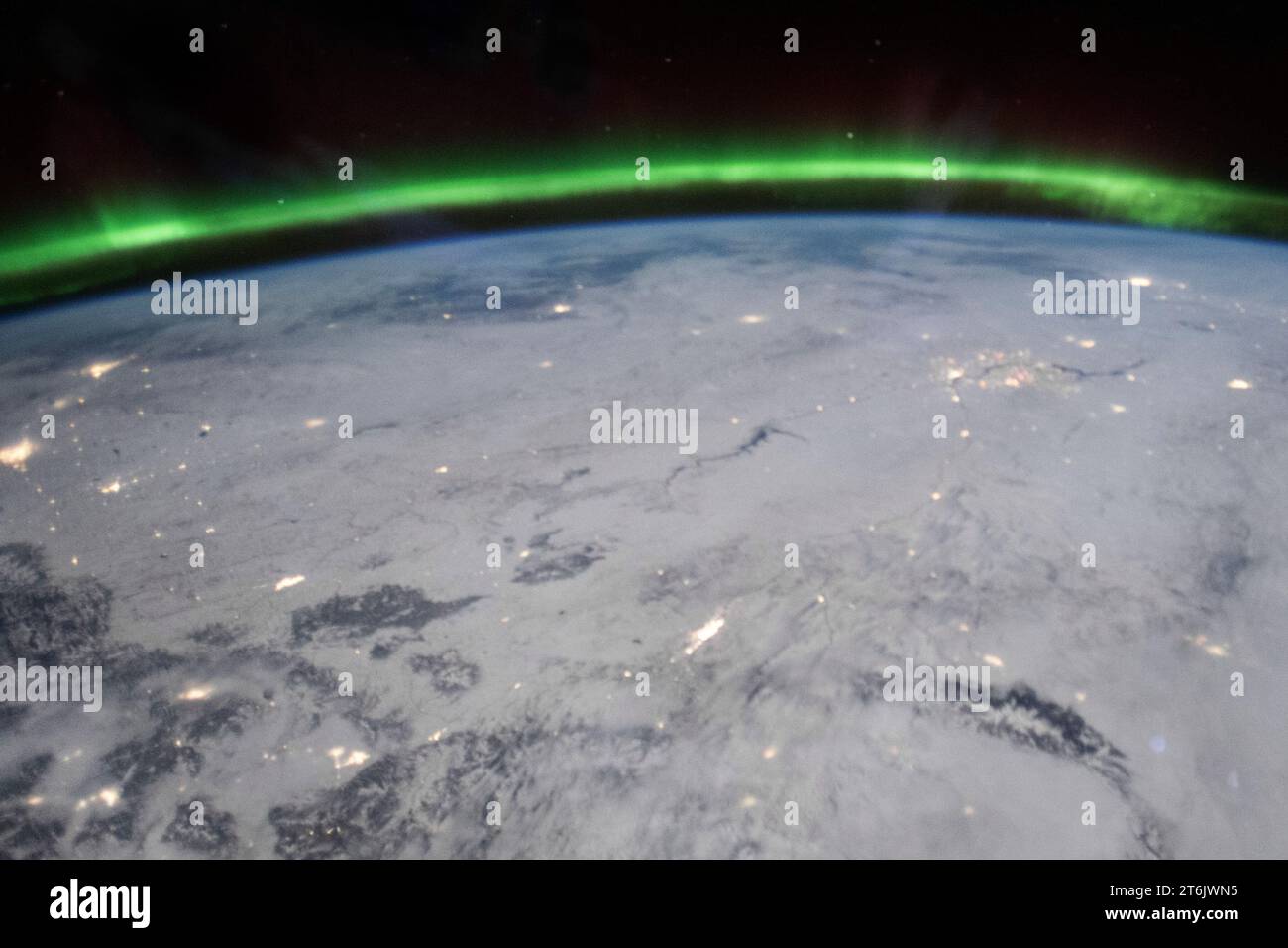 Kanada. Oktober 2023. Der VIIRS-Sensor (Visible Infrared Imaging Radiometer Suite) auf dem NPP-Satelliten NOAA-NASA Suomi hat dieses Bild der aurora Borealis über Westkanada um 3:23 Uhr Mountain Time um 10:23 Uhr Universal Time am 5. November 2023 aufgenommen. Die aurora war so hell in Edmonton, Kanada, dass sie fast den Satellitensensor sättigte. Die Veranstaltung setzte sich bis zum nächsten Abend fort, als der Himmel in Glasgow, Montana, mit rosa und grünem Licht tanzte. Die Lichter waren besonders hell in der Nähe der kanadischen Grenze und in Alaska, waren aber auch schwach sichtbar bis nach Texas. (Guthaben Stockfoto