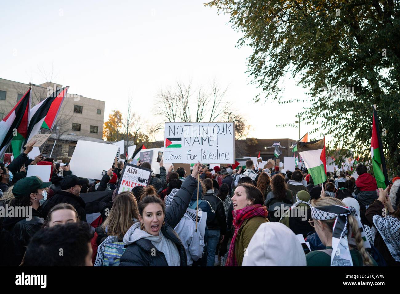 Hunderte von Menschen versammelten sich in West Town, um gegen Präsident Joe Biden zu protestieren, der am 9. November 2023 an einer Spendenaktion in der Nähe von Chicago teilnahm. Die Demonstranten verlangten einen Waffenstillstand in Gaza und ein Ende der finanziellen Unterstützung des israelischen Militärs. (Max Herman/Alamy) Stockfoto