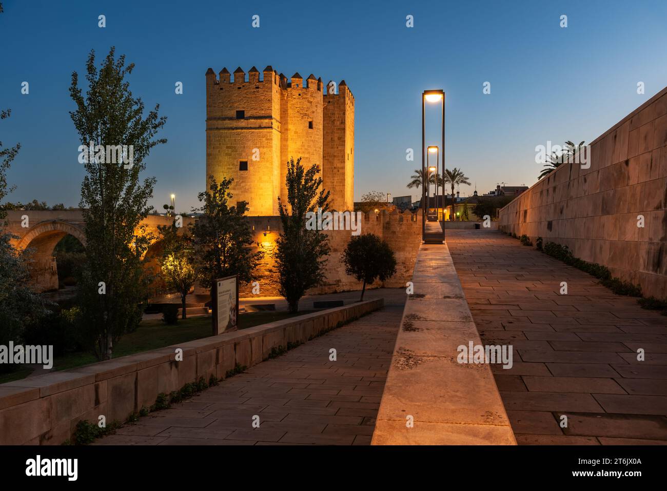 Torre de la Calahorra neben der römischen Brücke von Cordoba, heute das lebende Museum von Al-andalus. Stockfoto