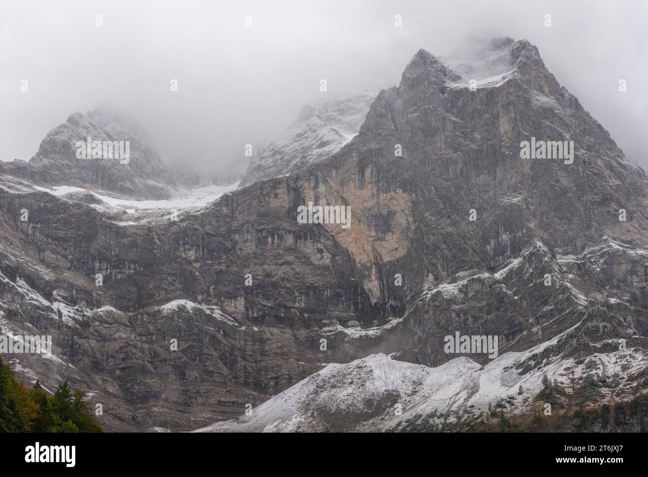 Ein kalter und nebeliger Herbsttag im Engtal oder Engtal, Naturschutzgebiet Karwendel, Karwendelgebirge, Tirol, Österreich, Europa Stockfoto