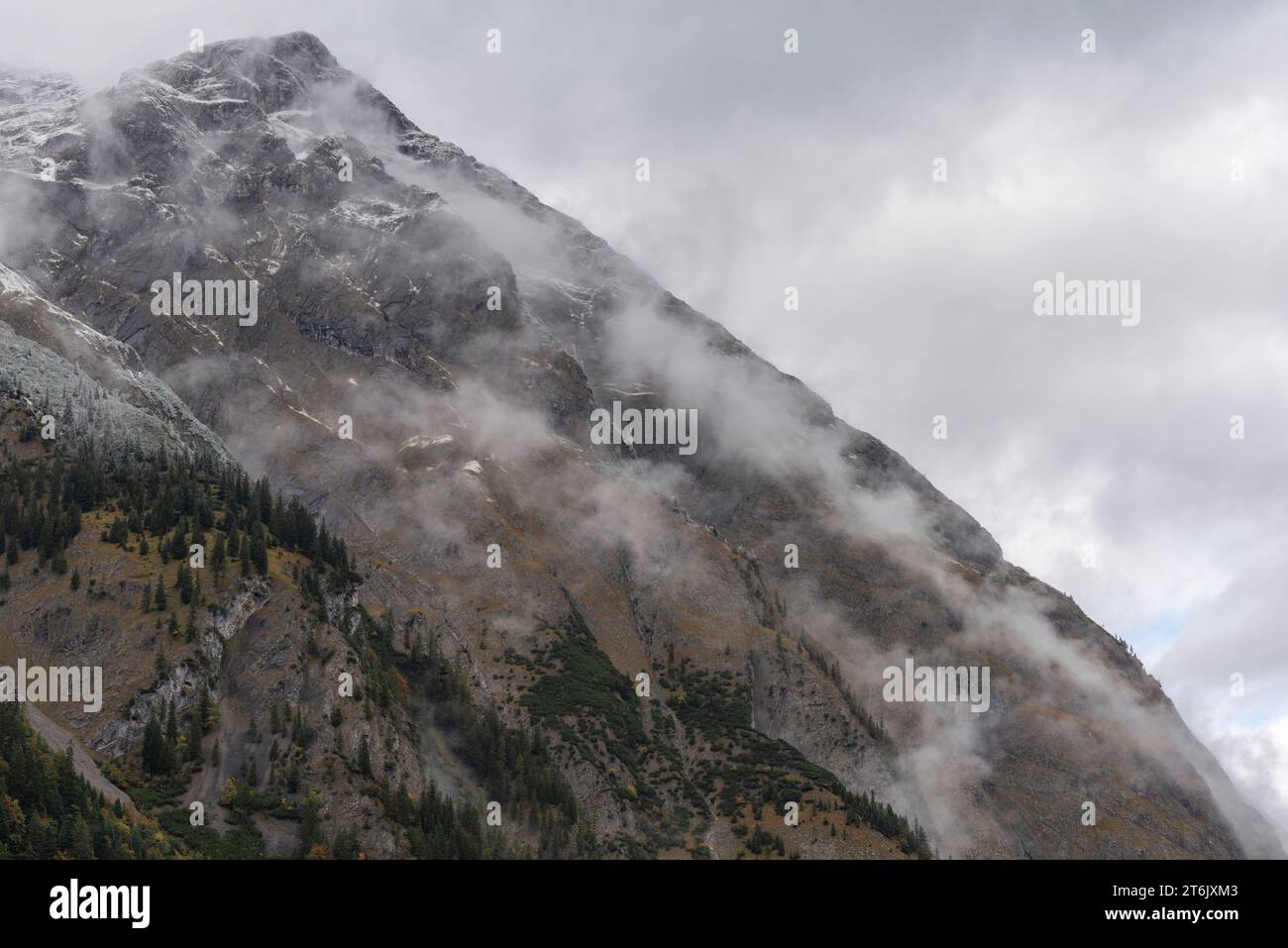 Ein kalter und nebeliger Herbsttag im Engtal oder Engtal, Naturschutzgebiet Karwendel, Karwendelgebirge, Tirol, Österreich, Europa Stockfoto