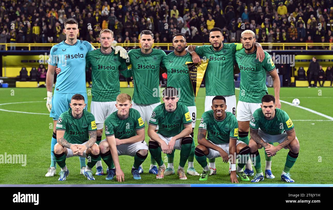 DORTMUND - (Back l-r) Torhüter Nick Pope von Newcastle United FC, Sean Longstaff von Newcastle United FC, Fabian Schar von Newcastle United FC, Callum Wilson von Newcastle United FC, Jamaal Lascelles von Newcastle United FC, Joelinton von Newcastle United FC (Front l-r) Kieran Trippier von Newcastle United FC, Lewis Hall von Newcastle United FC, Tino Livramento von Newcastle United FC, Joe Willock von Newcastle United FC, Bruno Guimaraes von Newcastle United FC während des UEFA Champions League Spiels zwischen Borussia Dortmund und Newcastle United FC am 7. November 2023 im Signal Iduna Park in Dortmund, Stockfoto