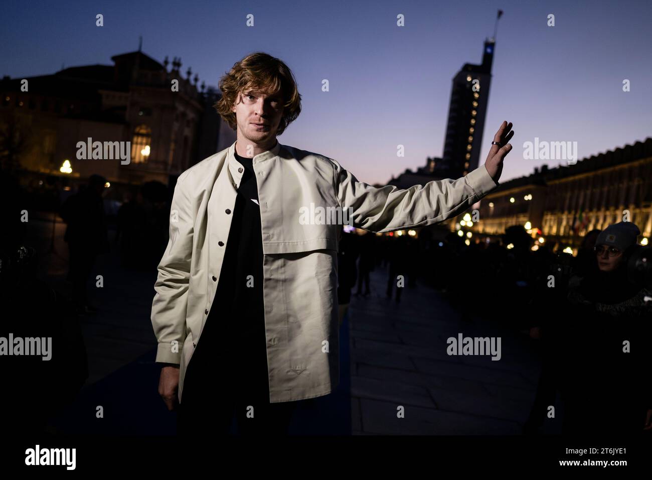 Turin, Italien. 11. November 2023. Andrey Rublev aus Russland gibt Gesten während des Blauen Teppichs des Nitto ATP Finals 2023. Quelle: Nicolò Campo/Alamy Live News Stockfoto