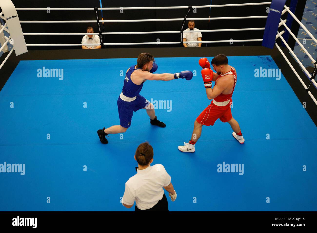 Köln 28.10.2023 Köln Boxing Cup 2023 Köln Boxing Cup 2023 im Maritim Hotel in Köln Halbschwergewicht (M80kg) DADAEV Delil (DE) -Rot- HANNAH Jonathan (CAN) -Blau- Foto: Norbert Schmidt,Düsseldorf Stockfoto