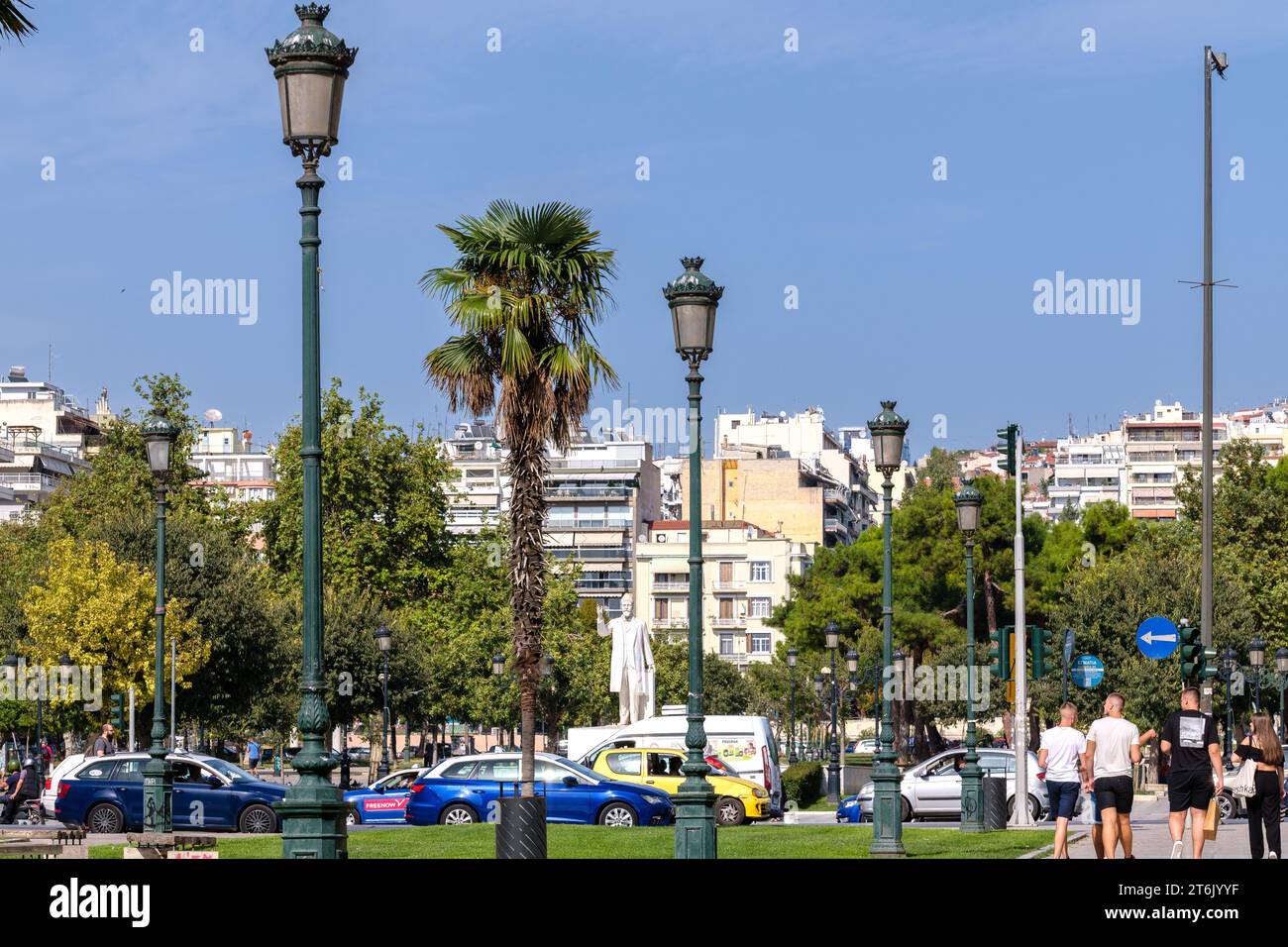 Thessaloniki, Griechenland - 22. September 2023 : Blick auf Laternen, Palmen und die Statue von Eleftherios Venizelos im Hintergrund in Thessaloniki Stockfoto