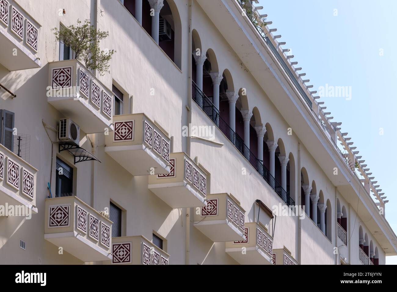 Schöne alte Wohnhäuser mit Balkons im Zentrum von Thessaloniki, Griechenland Stockfoto