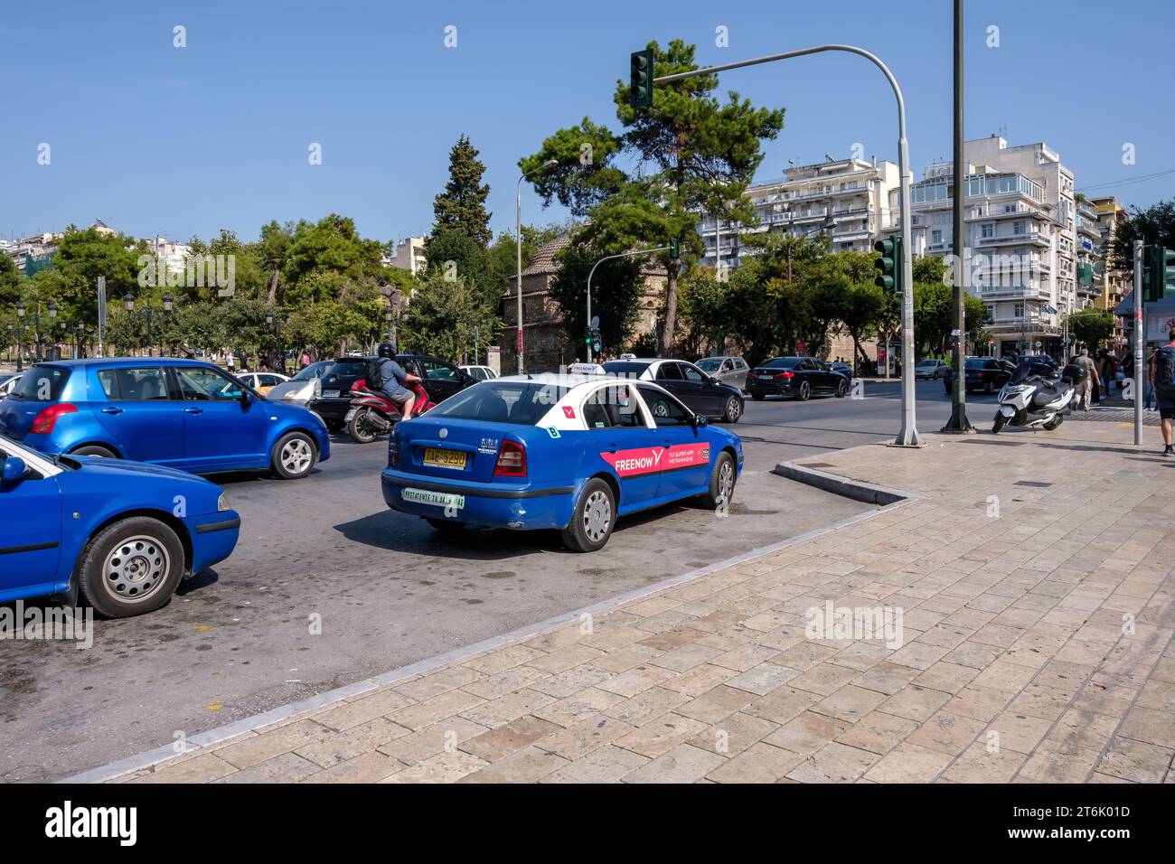 Thessaloniki, Griechenland - 22. September 2023 : Blick auf einen Taxistand am Boulevard Egnatia in Thessaloniki Griechenland Stockfoto