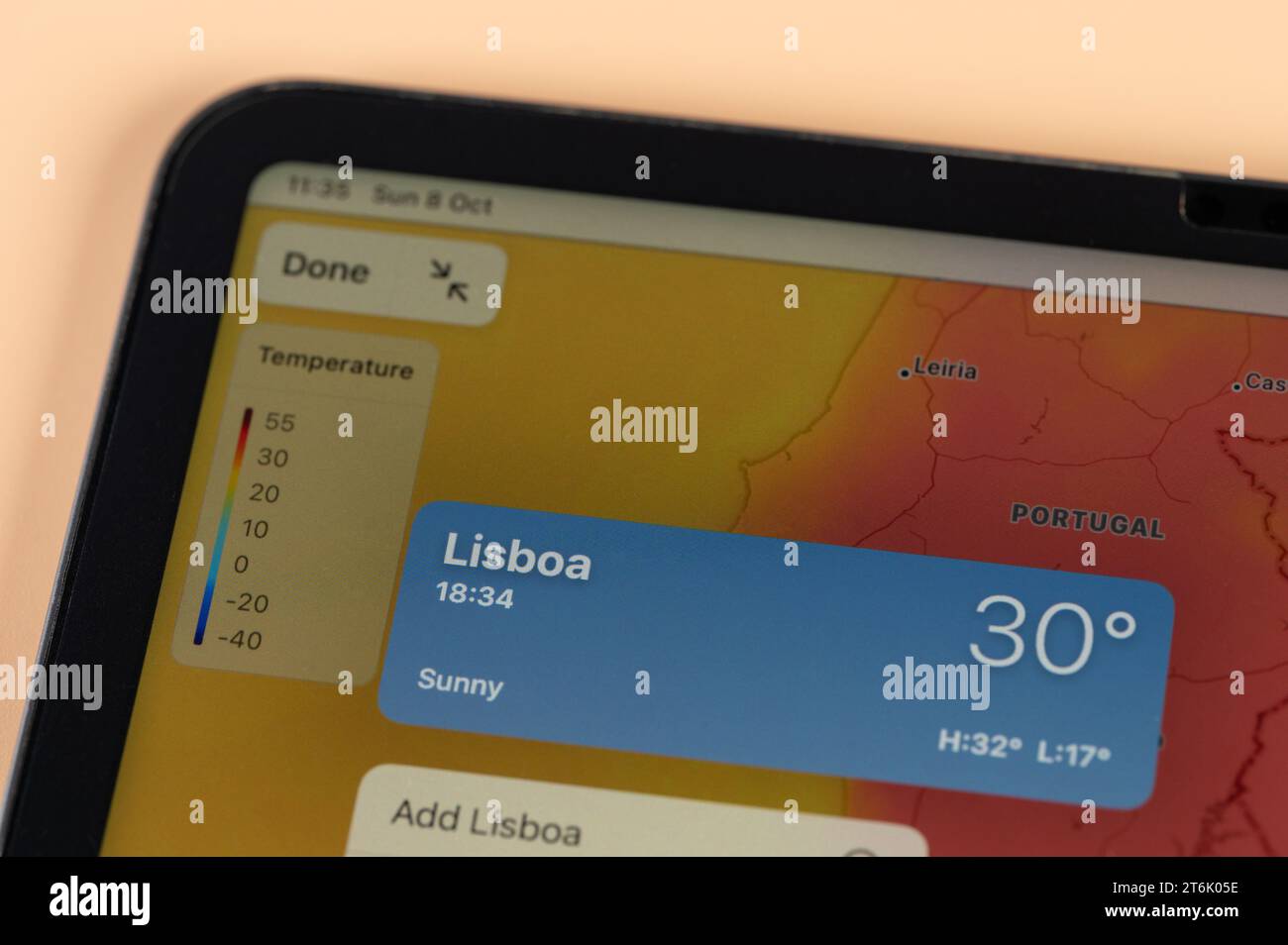 New York, USA – 8. Oktober 2023: Überprüfung der Temperatur in Lisboa City auf der Online-App ipad Tablet-Bildschirm Nahansicht Stockfoto